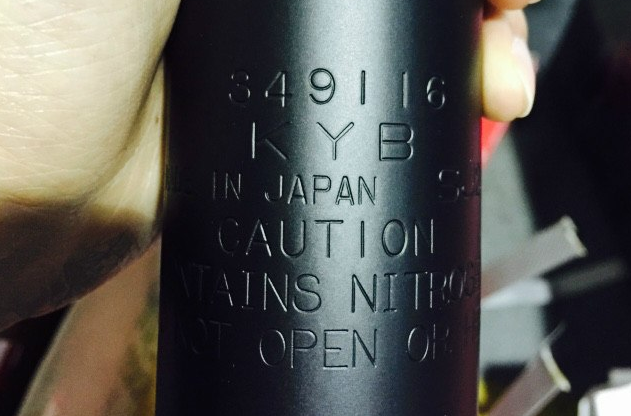 如何辨別KYB減震器真假?(圖2) 如何辨別KYB減震器真假?(圖2)